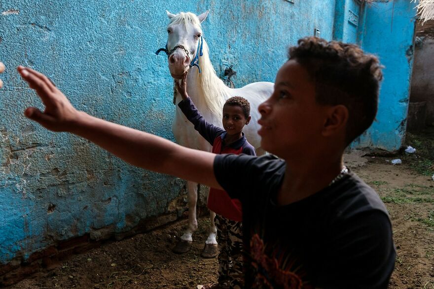 Photographer Takes To The Streets Capturing Unlikely Coincidences (53 New Pics)