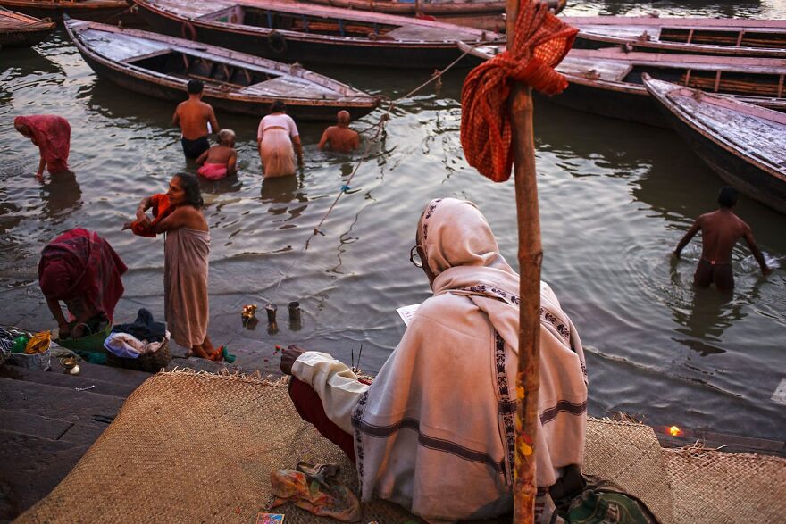 Photographer Takes To The Streets Capturing Unlikely Coincidences (53 New Pics)