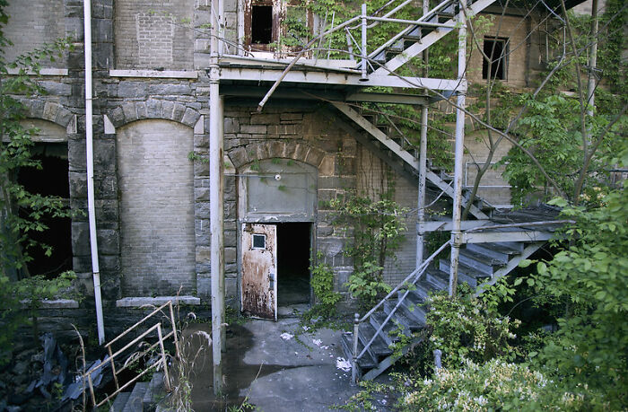 “My 70-Year-Old Father Married A 20-Year-Old”: 35 Creepy Things Folks Online Have Witnessed