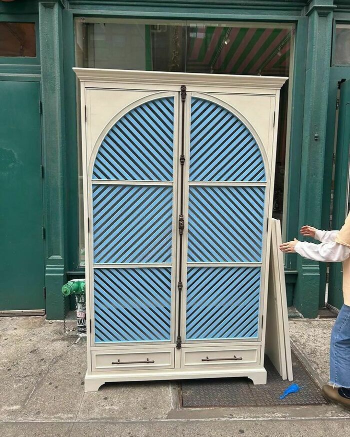You Ever A See A Stoop That Just Takes Your Breath Away? Heavy But Stunning Dresser For Free 21 Bond St!!! 