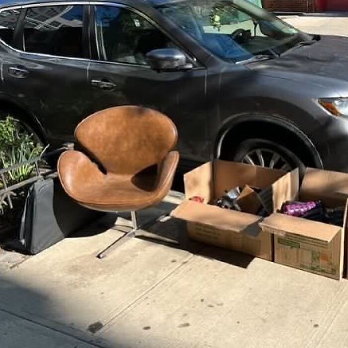 That Chair Though… 😍 Corner Of Front And Bridge In Bk - Office Chair, Portable Dog Crate, And Like A Full Kitchen’s Worth Of Stuff (Incl. Le Cruset Teapot And Always Pan…!)
