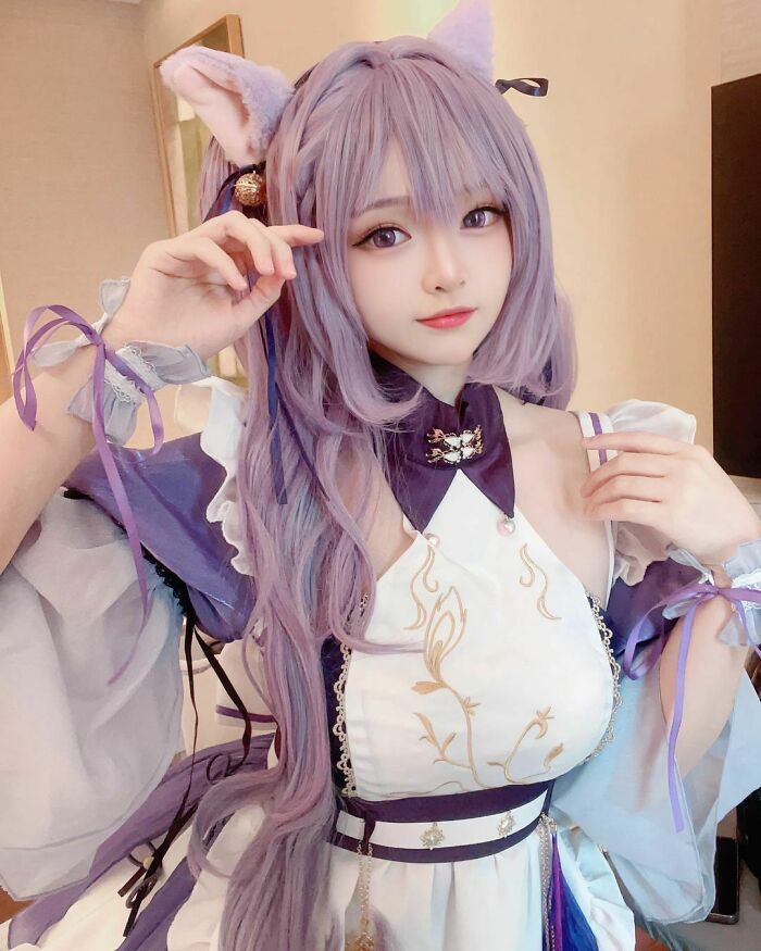 Person cosplaying Keqing from Genshin Impact