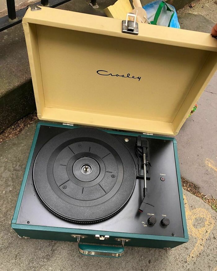 Perfect For Listening To Some Smooth Sunday Tunes™️….throop And Macdonough In Bed-Stuy