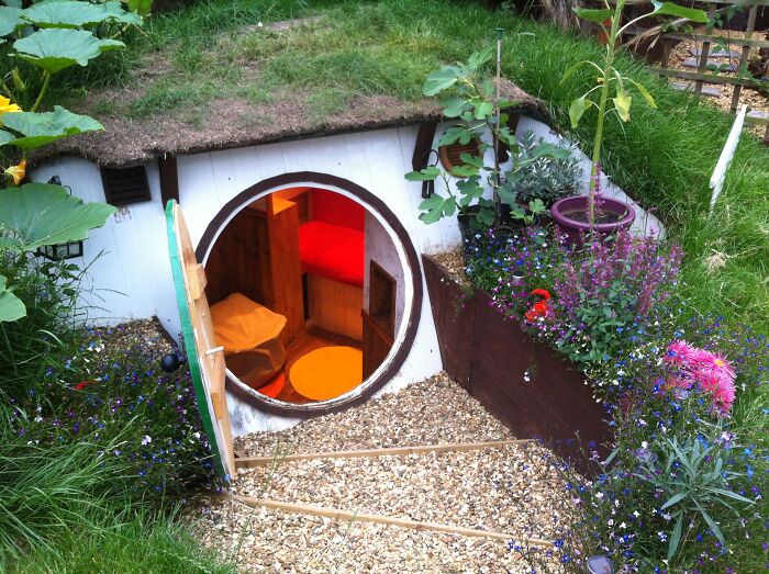 “Hobbit Hole” Was A DIY Project By Ashley Yeates, Who Decided To Build A Tolkien-Inspired Underground House In His Backyard “Hobbit Hole” Was A DIY Project By Ashley Yeates, Who Decided To Build A Tolkien-Inspired Underground House In His Backyard