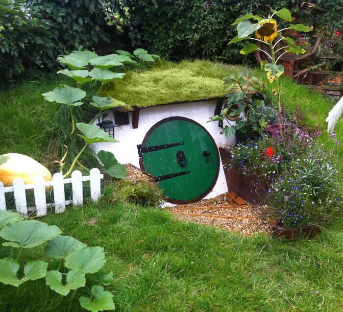 “Hobbit Hole” Was A DIY Project By Ashley Yeates, Who Decided To Build A Tolkien-Inspired Underground House In His Backyard “Hobbit Hole” Was A DIY Project By Ashley Yeates, Who Decided To Build A Tolkien-Inspired Underground House In His Backyard