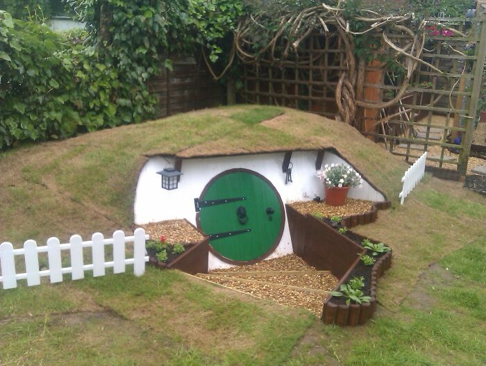 “Hobbit Hole” Was A DIY Project By Ashley Yeates, Who Decided To Build A Tolkien-Inspired Underground House In His Backyard “Hobbit Hole” Was A DIY Project By Ashley Yeates, Who Decided To Build A Tolkien-Inspired Underground House In His Backyard