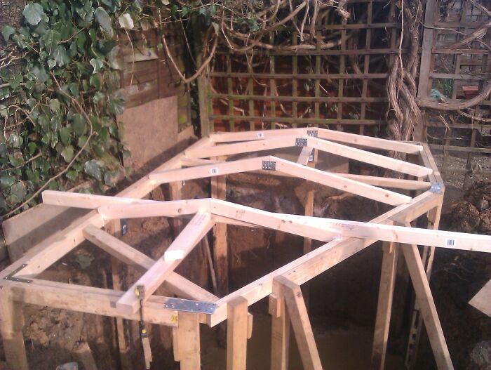 “Hobbit Hole” Was A DIY Project By Ashley Yeates, Who Decided To Build A Tolkien-Inspired Underground House In His Backyard “Hobbit Hole” Was A DIY Project By Ashley Yeates, Who Decided To Build A Tolkien-Inspired Underground House In His Backyard