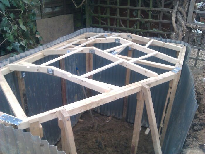 “Hobbit Hole” Was A DIY Project By Ashley Yeates, Who Decided To Build A Tolkien-Inspired Underground House In His Backyard “Hobbit Hole” Was A DIY Project By Ashley Yeates, Who Decided To Build A Tolkien-Inspired Underground House In His Backyard