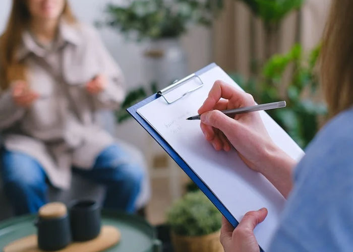 "Do You Clap When The Plane Lands?": People Share 30 Questions You Should Definitely Ask Before Dating Someone