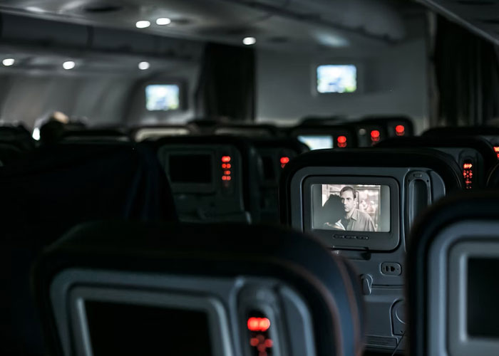 "Do You Clap When The Plane Lands?": People Share 30 Questions You Should Definitely Ask Before Dating Someone