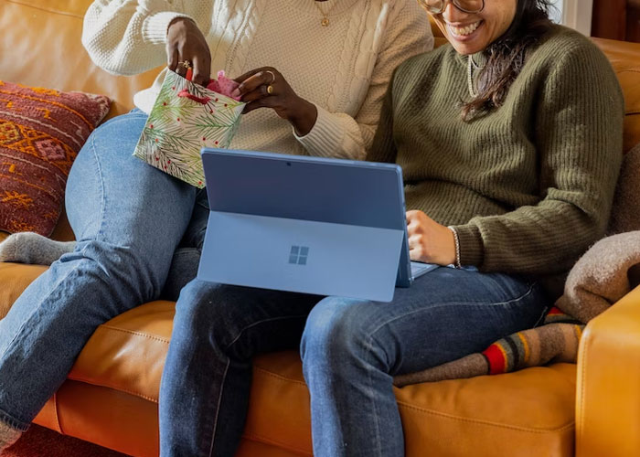 "Do You Clap When The Plane Lands?": People Share 30 Questions You Should Definitely Ask Before Dating Someone