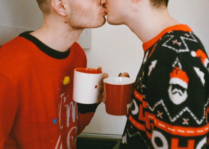 "Do You Clap When The Plane Lands?": People Share 30 Questions You Should Definitely Ask Before Dating Someone