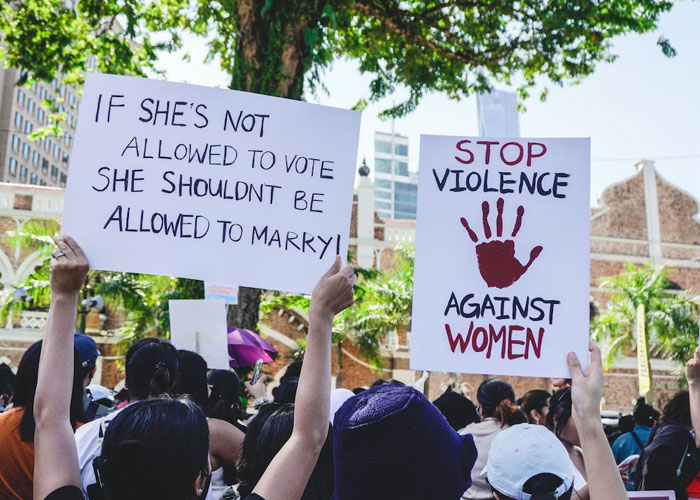 "Do You Clap When The Plane Lands?": People Share 30 Questions You Should Definitely Ask Before Dating Someone