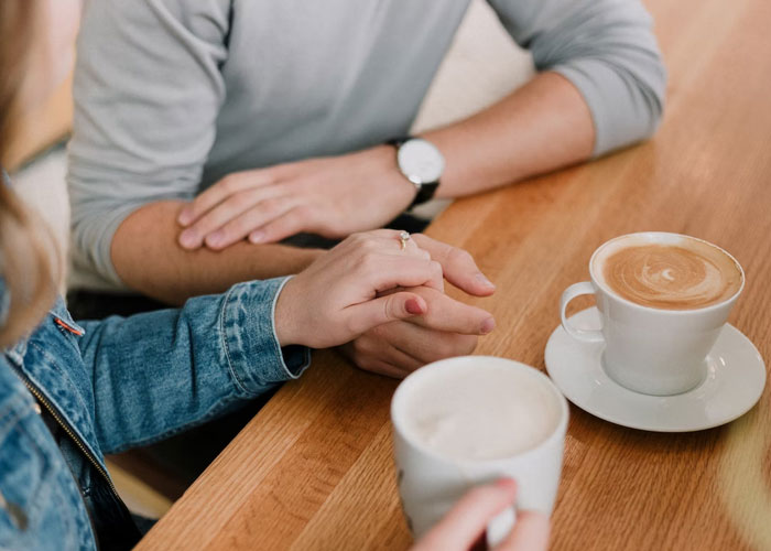 "Do You Clap When The Plane Lands?": People Share 30 Questions You Should Definitely Ask Before Dating Someone
