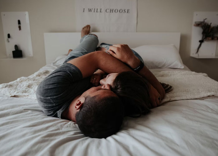 "Do You Clap When The Plane Lands?": People Share 30 Questions You Should Definitely Ask Before Dating Someone