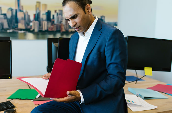 Man Asks For 5 Weeks Off To Welcome Newborn Baby, Boss Calls Him On The First Day, Asking Him To Work, Drama Ensues