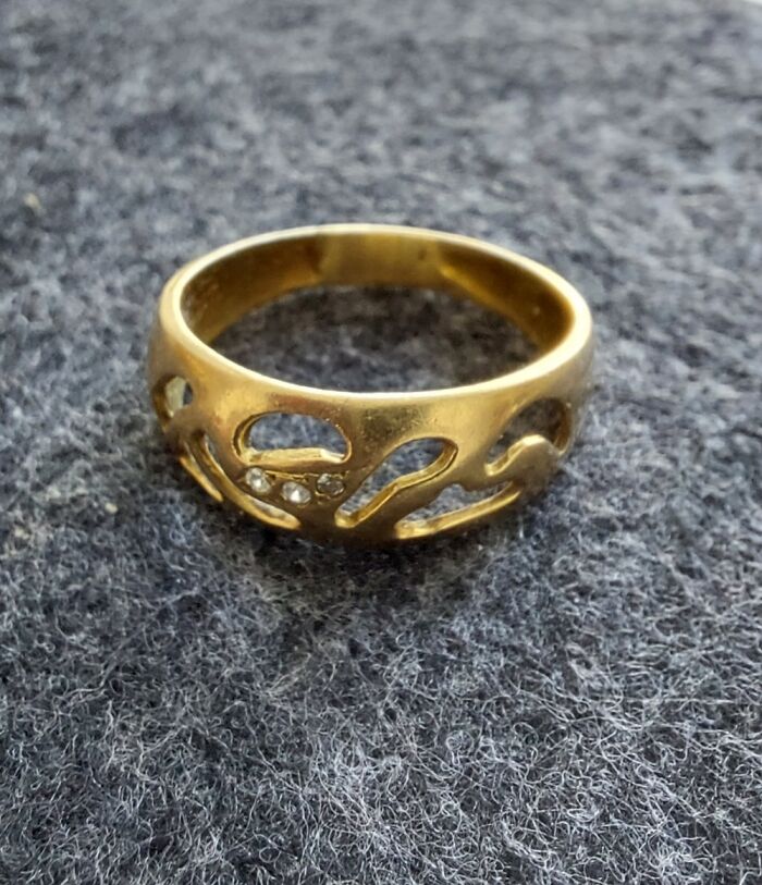 It's A Ring From My Husbands Late Gran. And Since My Weddingring Wouldnt Fit Anymore, Its Still