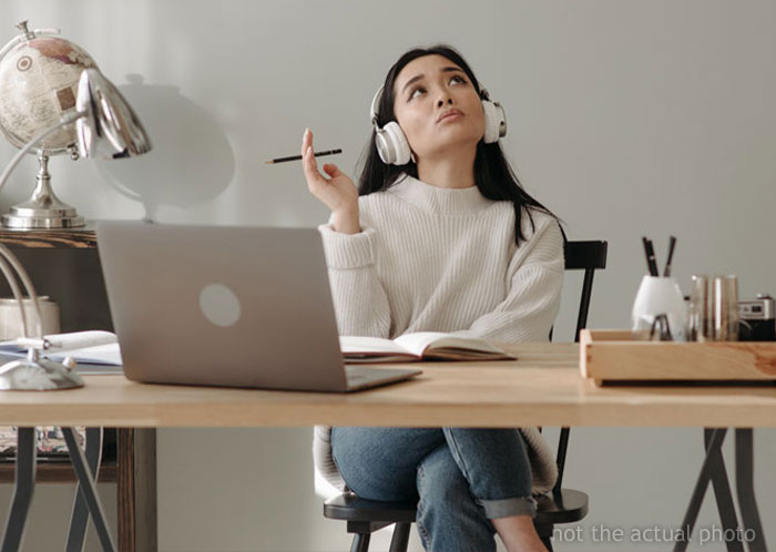“[It’s] Disrespectful And A Violation Of Privacy”: Extremely-Intrusive Coworker Is Scolded By A Woman In Front Of The Entire Office