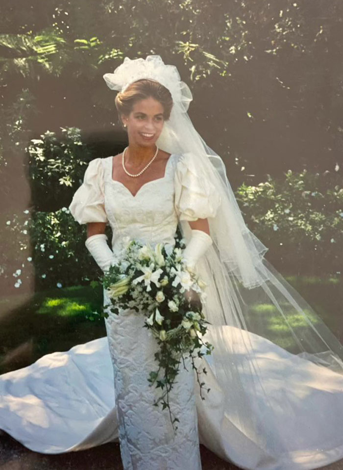 Grandma In Tears After Seeing Her Wedding Dress Altered To Chic Co-Ord By Granddaughter, A Discussion Online Ensues Grandma In Tears After Seeing Her Wedding Dress Altered To Chic Co-Ord By Granddaughter, A Discussion Online Ensues