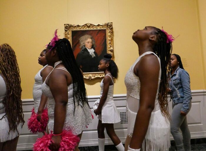 Instagram Account Collects And Shares Pictures That Capture Chance Encounters In Public Places (50 New Pics)