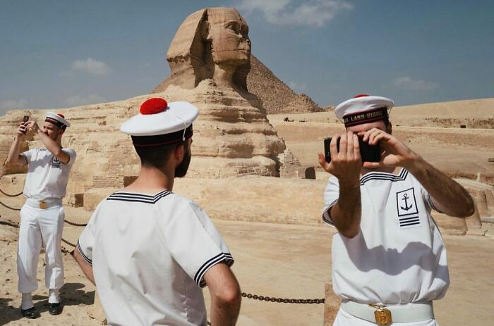 Instagram Account Collects And Shares Pictures That Capture Chance Encounters In Public Places (50 New Pics)