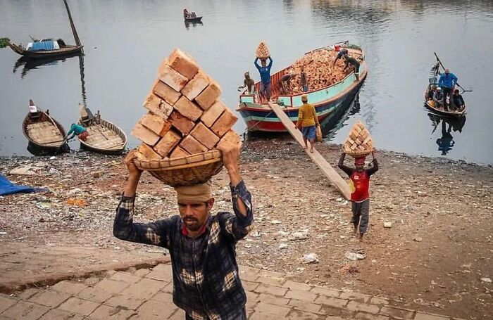 Instagram Account Collects And Shares Pictures That Capture Chance Encounters In Public Places (50 New Pics)