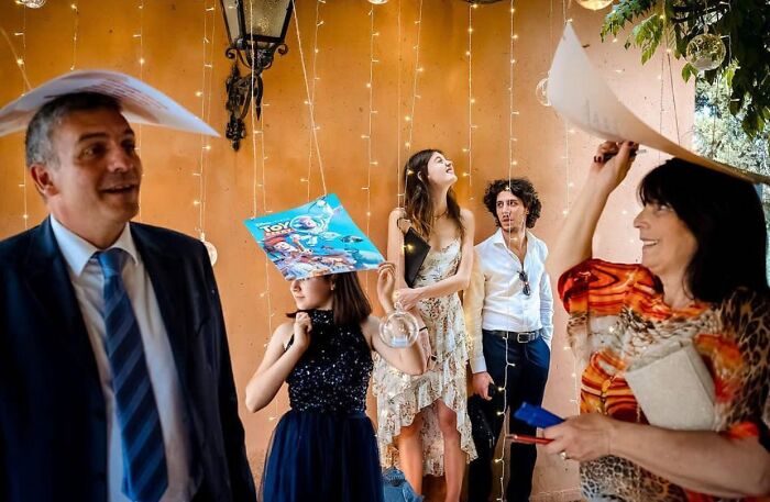 Instagram Account Collects And Shares Pictures That Capture Chance Encounters In Public Places (50 New Pics)