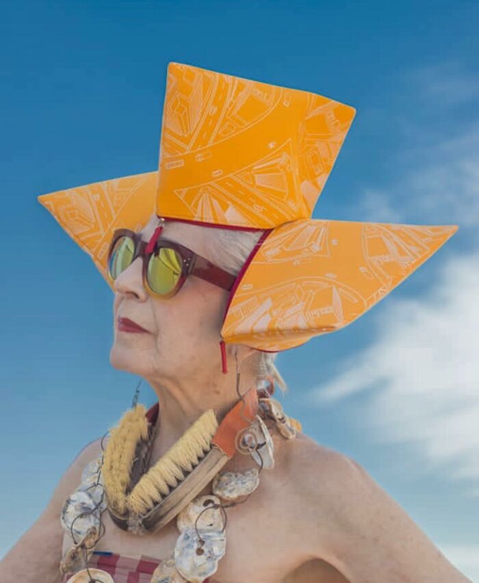 Instagram Account Collects And Shares Pictures That Capture Chance Encounters In Public Places (50 New Pics)