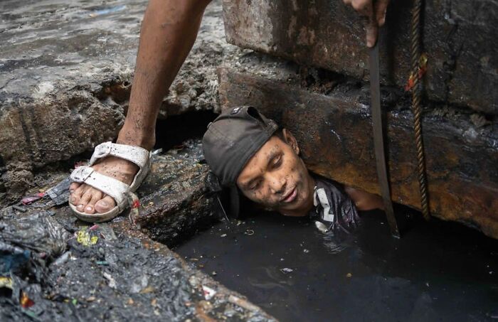 Instagram Account Collects And Shares Pictures That Capture Chance Encounters In Public Places (50 New Pics)