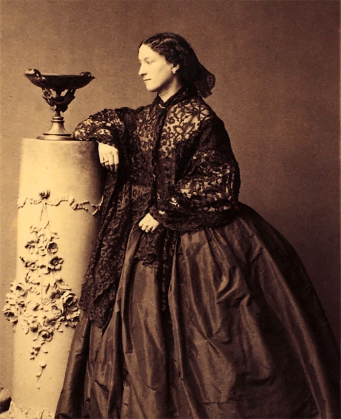 Brown and black Jeanne Villepreux-Power portrait