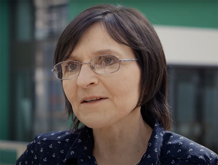 Agnès Poulbot giving an interview about auto-regenerating tire tread