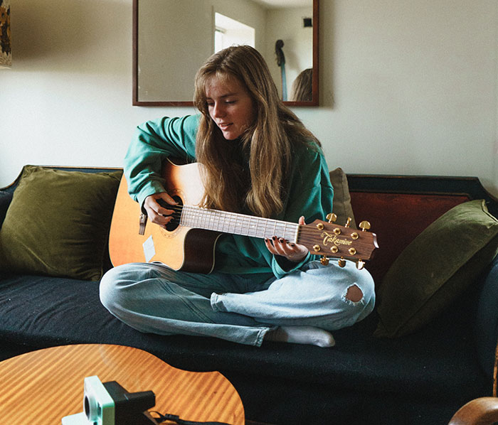 Woman playing with guitar and singing