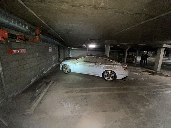 Este garaje se inundó al no tener sistema de drenaje durante una gran tormenta. Según los propietarios, antes de drenar el agua, los coches flotaban y chocaban contra el techo