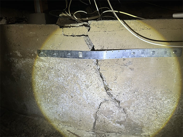 Hubo un intento de reparar este muro con un sistema que funciona en madera, pero no aquí