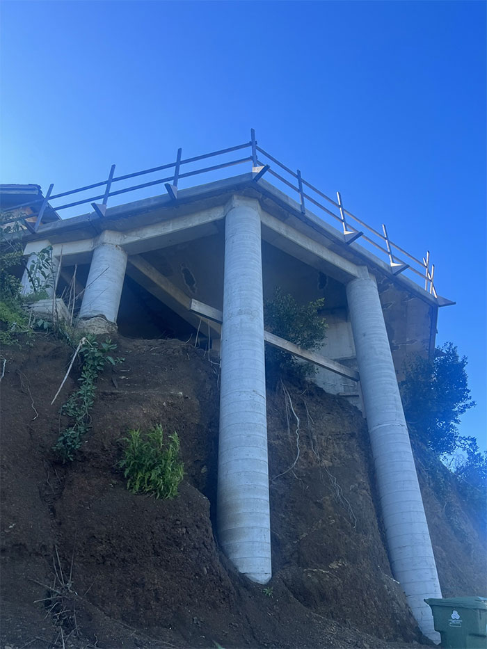 Aunque estos pilares parecen impresionantes, fueron instalados ilegalmente y sin permisos. Podrían colapsar en cualquier momento