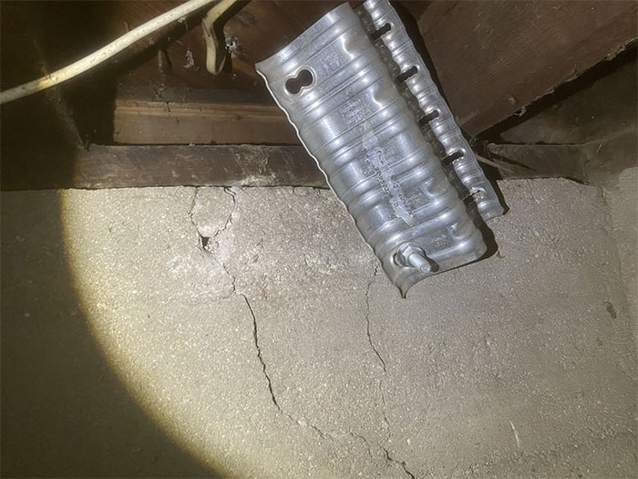 Esta solera debería estar conectada al muro maestro. Se supone que refuerza la conexión durante los terremotos. Así no sirve de nada