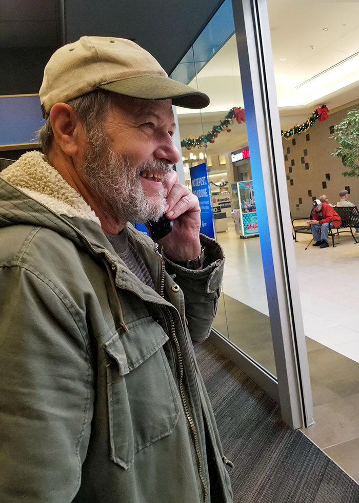 Mi padre acaba de recibir su primer teléfono móvil, y su primera llamada fue a su hermano mayor. Su sonrisa me derrite el corazón