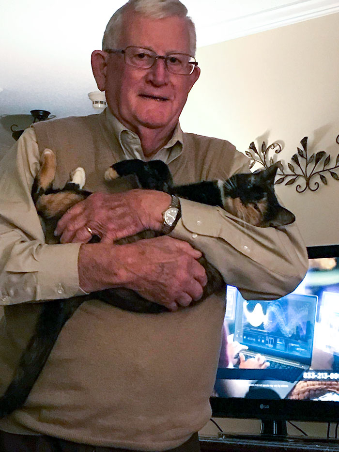 Mi padre pasó de "no quiero a ese maldito gato" a llevar al gato a su habitación para que se acueste cada noche