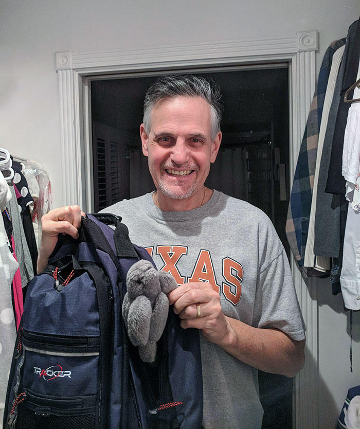 Cuando tenía dos años, le regalé a mi padre una beluga de peluche para que la guardara en su bolsa de trabajo y así, si alguna vez me echaba de menos, pudiera cogerla y pensar en mí. 18 años después, mi padre aún la tiene