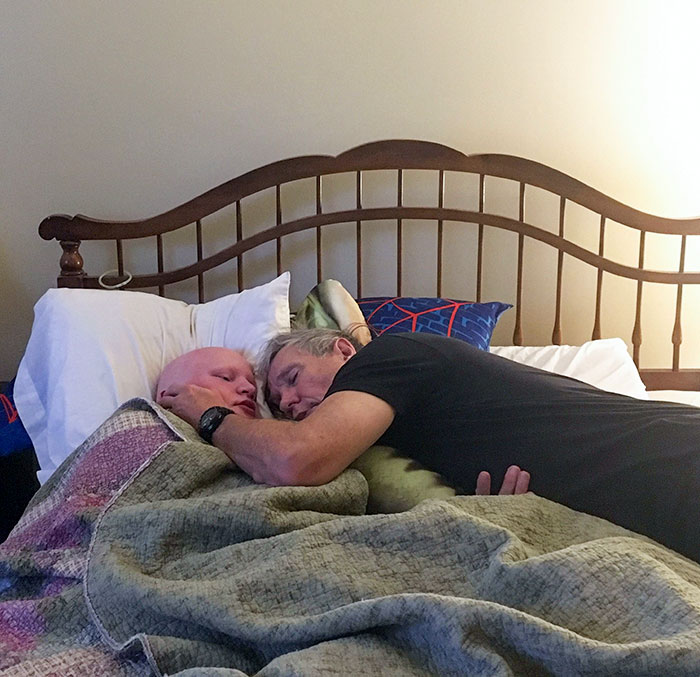 Mi padre se desmayó después de cuidar de mi hermano enfermo toda la noche