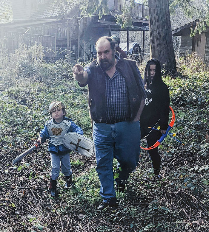 Mi hijo le preguntó a mi padre si sabía dónde encontrar un tesoro. Mi padre hizo un mapa, escondió tesoros mágicos en nuestra propiedad y lo llevó a la caza del tesoro