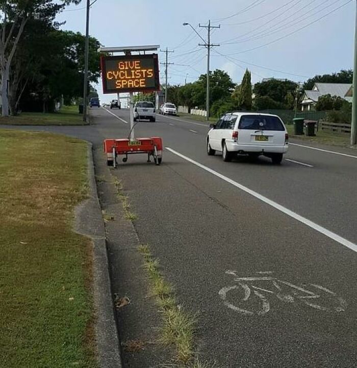 Hilariously-Useless-Unsuccessful-Unpopular-Signage