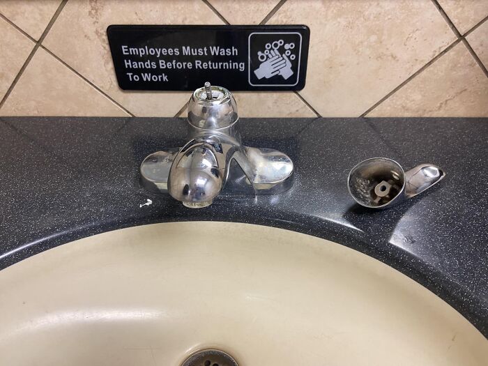 Hilariously-Useless-Unsuccessful-Unpopular-Signage