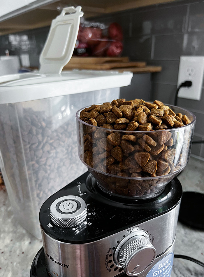Creo que mi marido estaba cansado esta mañana porque es la comida del perro y no granos de café