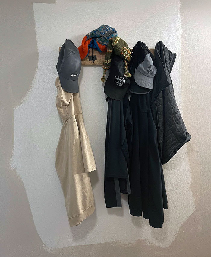 Me rompí el gemelo, así que mi marido me dijo que terminaría de pintar el interior del piso de abajo en vez de hacerlo yo. Ahora dice que ha terminado