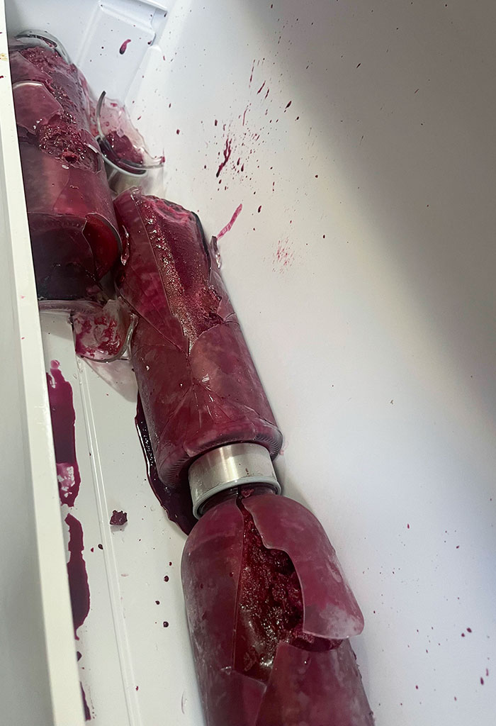 Encontré así las botellas de vidrio de mi novio en el congelador