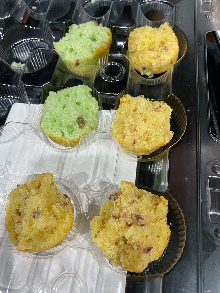 Estaba deseando desayunar mini-magdalenas esta mañana, y esto es lo que me encontré. Se comió la parte superior y 