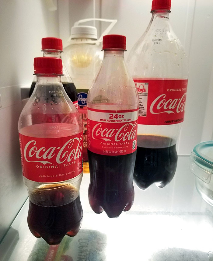 Mi prometido se niega a terminarse una botella de Coca-Cola antes de abrir otra
