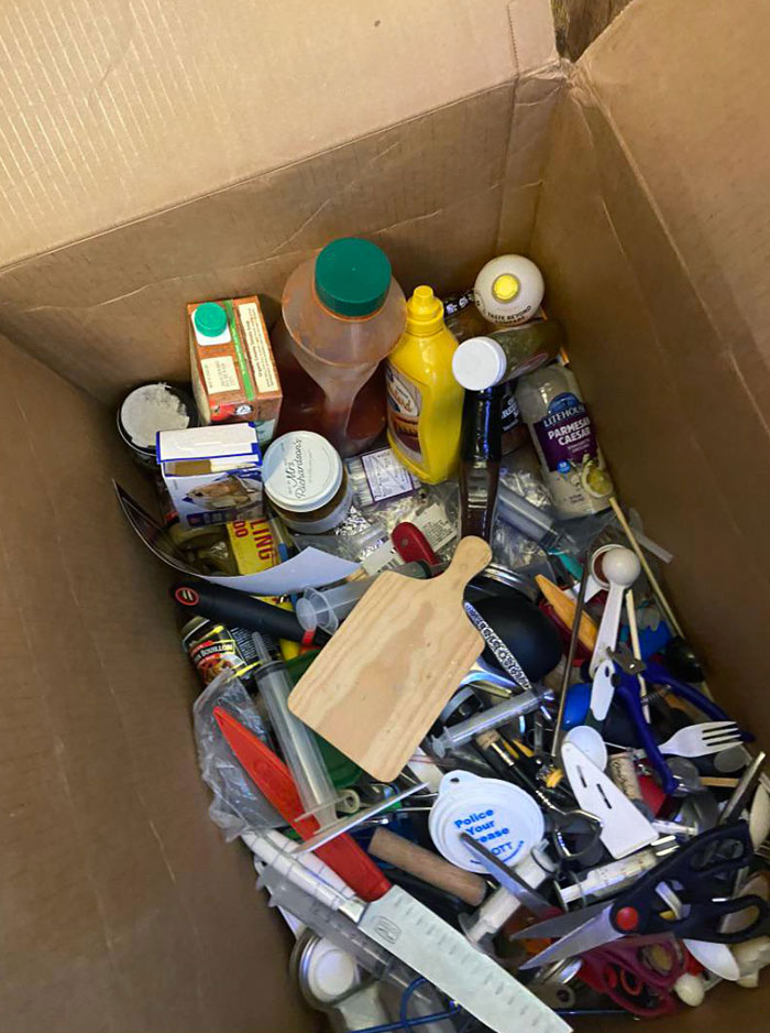 Así empaquetó mi novio una caja de mudanza con cosas de cocina mientras yo trabajaba