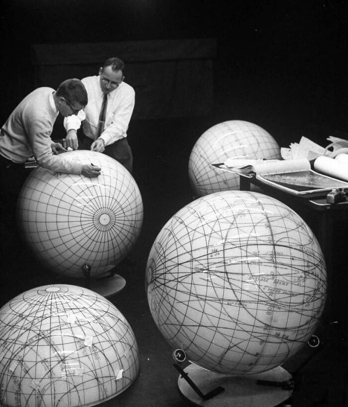 Científicos estudian las fases lunares en maquetas para preparar el vuelo tripulado a la Luna, 1962